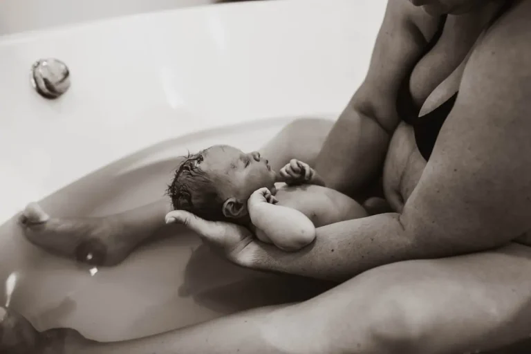 Lubbock birth photographer session of water birth at local birthing center